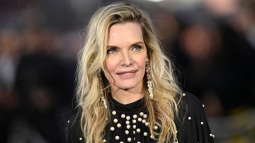 Ενθουσιασμός στα social media για την εμφάνιση της Μισέλ Φάιφερ στα 67 της: «Πώς παραμένει τόσο όμορφη;»
