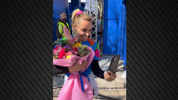 Ο Πετρούνιας δεν ξέχασε την ημέρα της γυναίκας:  Έστειλε στη Βασιλική Μιλλούση ανθοδέσμη ενώ ήταν στο Αζερμπαϊτζάν, βίντεο 