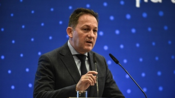 Πέτσας για ΠΑΣΟΚ: Ταυτίζεστε με τον Σάντσεθ που έσπασε τη γραμμή της Ευρώπης για να εξοπλίσει την Τουρκία
