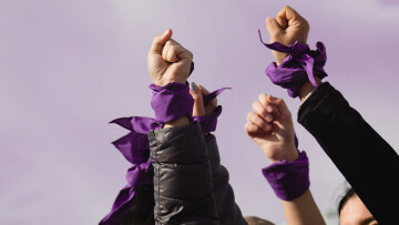 Γιατί η μωβ κορδέλα είναι το σύμβολο της Παγκόσμιας Ημέρας της Γυναίκας
