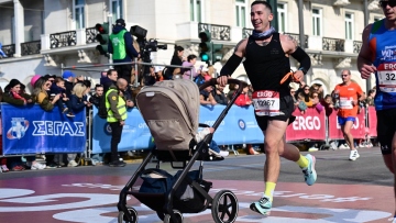 Διαγωνιζόμενος έτρεξε με μωρό στην αγκαλιά, άλλος μαζί με τον σκύλο του, δείτε όσα έγιναν στον Ημιμαραθώνιο της Αθήνας