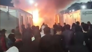 Φωτιά σε κοντέινερ στο κέντρο κράτησης στην Αμυγδαλέζα, δείτε βίντεο και φωτογραφίες 
