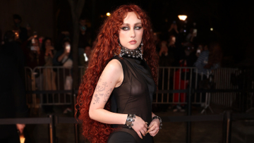 H Τσάπελ Ρόουν ξαναχτύπησε με διαφανές φόρεμα και μόνο ένα στρινγκ από μέσα στην εβδομάδα μόδας στο Παρίσι, δείτε βίντεο