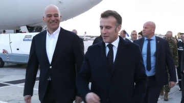 Στη Σούδα ο Μακρόν, τον υποδέχθηκε ο Δένδιας