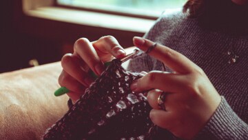 Τα «χόμπι της γιαγιάς» που υπόσχονται να μας κρατήσουν μακριά από το κινητό μας