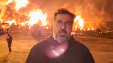 Δείτε βίντεο: Ιρανός ρεπόρτερ μεταδίδει μπροστά από «κόλαση φωτιάς», μετά από χτύπημα σε πετρελαϊκές εγκαταστάσεις