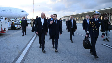 Στη Σούδα ο Μακρόν, τον υποδέχθηκε ο Δένδιας