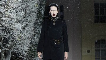 Ο Μέριλιν Μάνσον περπάτησε στην πασαρέλα της Εβδομάδας Μόδας του Παρισιού ενώ εξετάζεται ξανά αγωγή για σεξουαλική επίθεση εναντίον του
