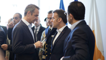 «Αν δεν δράσουμε μαζί τώρα, πώς θα αντιμετωπίσουμε τις επόμενες απειλές»; Τι ειπώθηκε στη συνάντηση Μητσοτάκη, Μακρόν, Χριστοδουλίδη