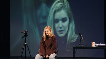 Νατάσσα Εξηνταβελώνη: Παρουσιάζει ξανά τον επιτυχημένο μονόλογο «Girls & Boys» στο Θέατρο Αλάμπρα 