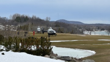 Περιπέτεια για 23 άτομα στον Καναδά που παγιδεύτηκαν πάνω σε κομάτι πάγου μέσα σε λίμνη