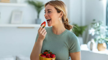 Tρόφιμα γεμάτα φυτοφάρμακα και μικροπλαστικά μας επιβαρύνουν «σιωπηλά» σύμφωνα με γιατρό του Χάρβαρντ