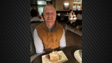 Να αποσυρθούν οι κατηγορίες κατά μαθητών για να αποφευχθεί μια άλλη τραγωδία, ζητά η σύζυγος του εκπαιδευτικού που σκοτώθηκε σε φάρσα στις ΗΠΑ