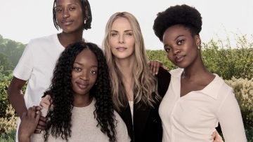 Σαρλίζ Θερόν: Αλλάζοντας τη ζωή των κοριτσιών
