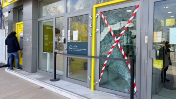 80χρονος έπεσε με το αυτοκίνητο σε υποκατάστημα τράπεζας στην Θεσσαλονίκη: «Μου έκανε κατάσχεση το σπίτι» δήλωσε