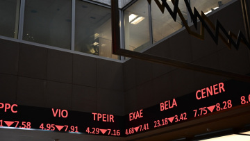 Χρηματιστήριο: Δεύτερη σερί πτώση, αλλά συρρίκνωσε τις αρχικές απώλειες, κράτησε τις 2.100 μονάδες