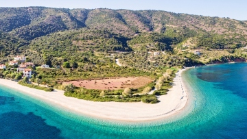 Ένα ελληνικό νησί κορυφαίος τουριστικός προορισμός για τους Βρετανούς: «Παραδοσιακό και ήσυχο, ιδανικό για χαλαρές διακοπές»
