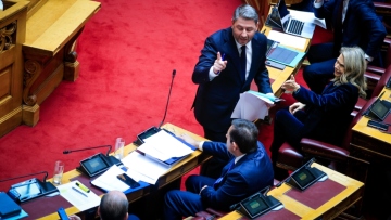Λαζαρίδης: Ούτε κουβέντα δεν είπες για τον κουμπάρο σου για ΟΠΕΚΕΠΕ - Ανδρουλάκης: Εμένα κανένας δεν πήρε ούτε ένα ευρώ πίσω από την πλάτη μου
