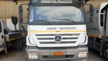 Υπάλληλος καθαριότητας του δήμου Μαραθώνα βρήκε πορτοφόλι στο δρόμο και το παρέδωσε στην ΕΛΑΣ