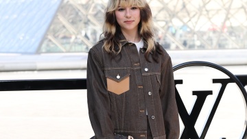 Alysa Liu: Με denim καφέ σύνολο στο show της Louis Vuitton στο Παρίσι
