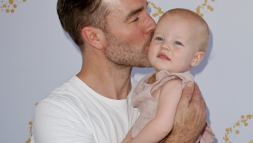 Τζέιμς Βαν Ντερ Μπικ: Η 9χρονη κόρη του ηθοποιού που πέθανε 48 ετών, σε νέο βίντεο - «Του μιλάω κάθε μέρα»