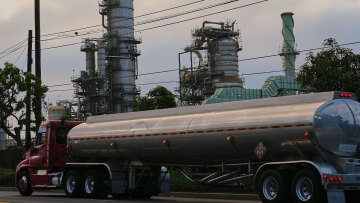 Κάτω 10% το πετρέλαιο, υποχωρεί 16% το αέριο μετά τις δηλώσεις Τραμπ για πιθανή έναρξη συνομιλιών με Ιράν - Live οι απεσταλμένοι του protothema.gr από Ισραήλ και Λίβανο