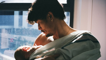 Ο Τσαρλς Μέλτον του «Riverdale» έγινε πατέρας για πρώτη φορά