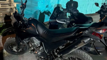 Συνελήφθησαν στη Νέα Φιλαδέλφεια οι ληστές με τη μηχανή που έκλεβαν τσάντες από αυτοκίνητα
