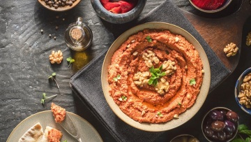 Μουχαμάρα: Το νηστίσιμο, πικάντικο ντιπ της Ανατολής με καρύδι και πιπεριά, που ταιριάζει με τα πάντα