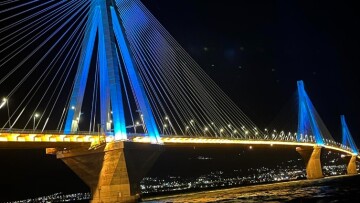 Φωταγωγήθηκε η γέφυρα Ρίου Αντιρρίου για τα 100 χρόνια του Παναιτωλικού, δείτε βίντεο