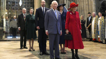 Με πλακάτ και πανό κατά του Άντριου υποδέχτηκαν τη βασιλική οικογένεια του Λονδίνου - Φωτογραφίες 