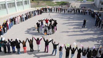 «Μπαίνω στη θέση του άλλου και λέω όχι στη βία και τον εκφοβισμό», είπαν οι μαθητές του γυμνασίου και του δημοτικού σχολείου Ισθμίας 