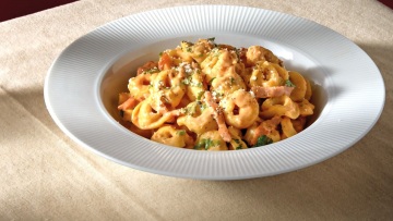 Τορτελίνια με ζαμπόν και τυρί, σε ροζ σάλτσα
