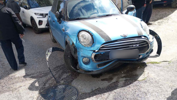 Ζημιές σε έξι ΙΧ από την τρελή πορεία του 20χρονου χωρίς δίπλωμα στον Πειραιά - «Θα δουλέψω να σας τα πληρώσω» φώναζε