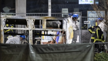 «Έριξε πάνω του βενζίνη και έβαλε φωτιά»: Τι λένε οι ελβετικές Αρχές για τον άνδρα που αυτοπυρπολήθηκε σε λεωφορείο