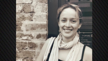 Η απίστευτη ιστορία της Αυστραλής μουσικού που έχασε την ακοή της μετά από καθαρισμό στα αυτιά της