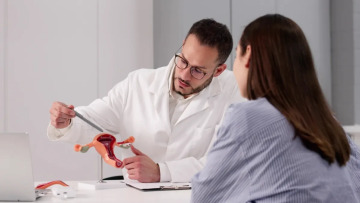 Καρκίνος ωοθηκών: 5 «σιωπηλά» συμπτώματα που δεν πρέπει να αγνοούν οι γυναίκες