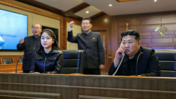 Ο Κιμ Γιονγκ Ουν επιβλέπει με την κόρη-διάδοχό του εκτόξευση πυραύλων από νέο αντιτορπιλικό, δείτε βίντεο