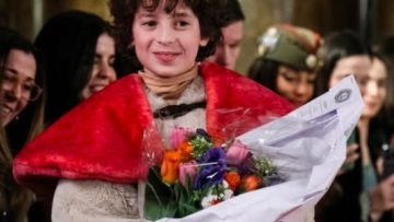 Ο δεκάχρονος σχεδιαστής που έγραψε ιστορία στην Εβδομάδα Μόδας του Παρισιού
