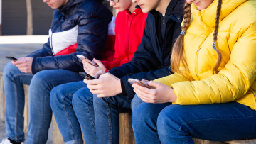 Μέτρα για την ανάσχεση του εθισμού των εφήβων στον τζόγο, ζητά η Εθνική Επιτροπή Βιοηθικής και Τεχνοηθικής