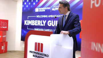 H Πρέσβης των Η.Π.Α., Κίμπερλι Γκίλφοϊλ, στο Μητροπολιτικό Κολλέγιο