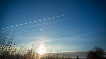 “Μας ψεκάζουν, αλλά δεν μας το λένε” – Το ψυχολογικό προφίλ των ανθρώπων που αναζητούν θεωρίες συνωμοσίας