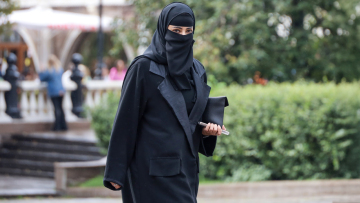 Τα δύο σενάρια για την απαγόρευση της μπούρκας: Στόχος η προστασία ανηλίκων που εξαναγκάζονται να τη φορούν