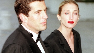 Η μινιμαλιστική πολυτέλεια της Carolyn Bessette-Kennedy: Τα κοσμήματα και τα ρολόγια που καθόρισαν το στυλ της
