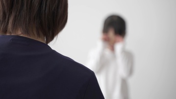 Θεσσαλονίκη: Συνελήφθη μητέρα που κούρεψε τα μαλλιά της 16χρονης κόρης της κατά τη διάρκεια καβγά