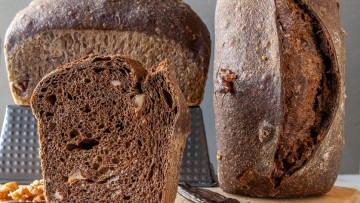 Χαρούπι: Γιατί επιστρέφει στην κουζίνα μας και πώς να φτιάξουμε ψωμί και παξιμάδια