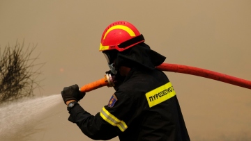 Θερμότητα και καπνός: Οι «αόρατοι» κίνδυνοι για την υγεία των πυροσβεστών, καθηγητής εξηγεί