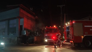 Υπό μερικό έλεγχο η φωτιά σε κατάστημα ηλεκτρικών σκούτερ στη Βάρης-Κορωπίου: Δύο άτομα με αναπνευστικά προβλήματα, δείτε βίντεο 