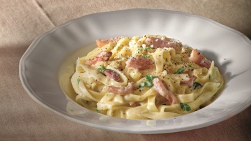 Ταλιατέλες με μπέικον και παρμεζάνα
