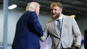 Γοητευμένος από την σύντροφο του Τζέικ Πολ ο Τραμπ: «Η αρραβωνιαστικιά σου είναι πολύ όμορφη, κοίτα να μην τη χάσεις», βίντεο 